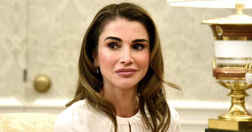 نصائح لإعتماد إطلالة الملكة رانيا