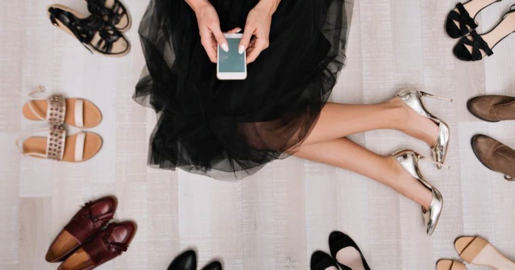 دليلك الشامل لاختيار فساتين سهرة طويلة بأكمام