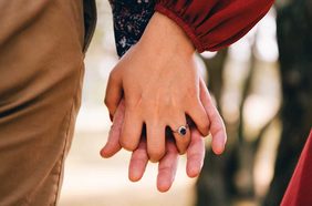 كيف تجعلين أي رجل يحبك؟