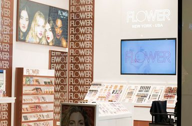 افتتاح أول متجر مستقل لماركة مكياج درو باريمور Flower Beauty في العالم