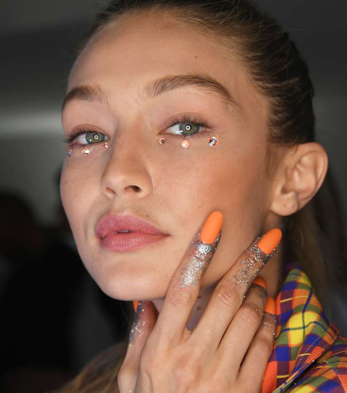 الحبيبات اللامعة والطلاء البرتقالي في عرض جيريمي سكوت