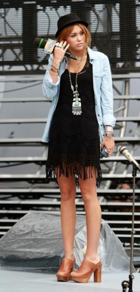 miley-cyrus-clog-trend-11-6-7-2011