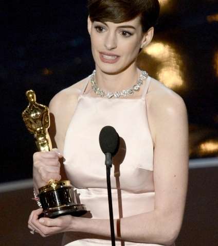 آن هاثاواي تتسلّم جائزتها كأفضل ممثلة في دور ثانوي عن فيلم 