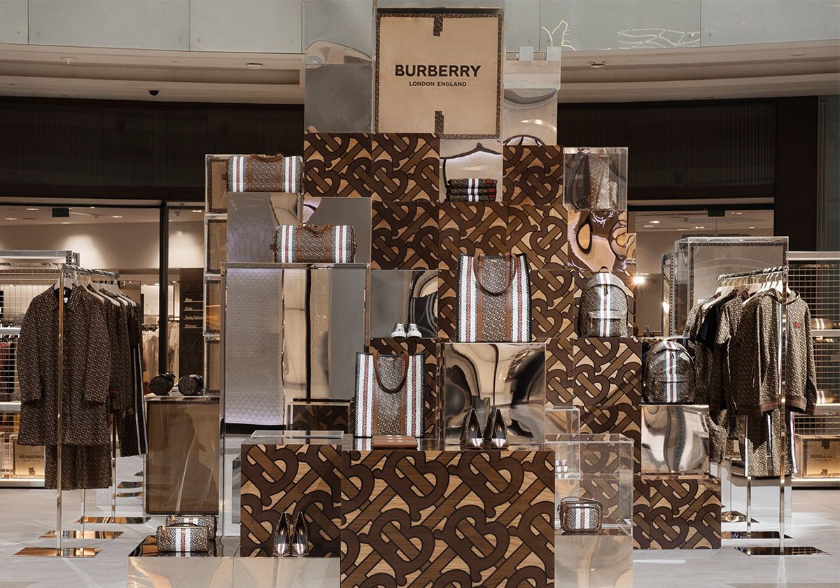 تعرفي على مجموعة توماس بربري مونوغرام Thomas Burberry Monogram الجديدة في دبي