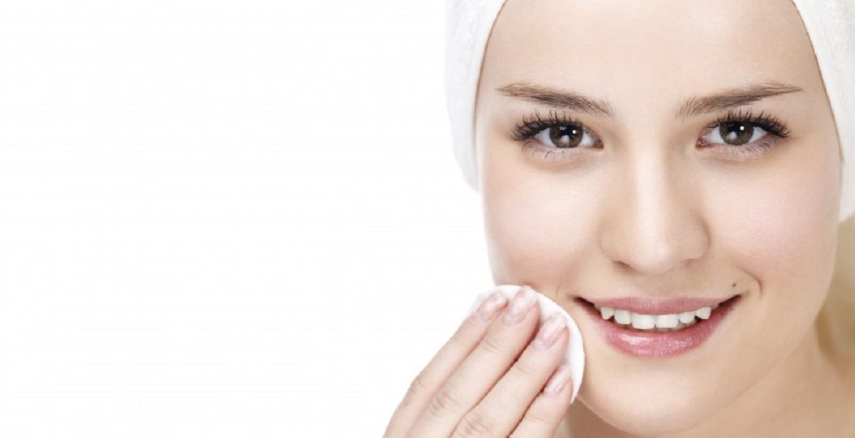 الأسلوب الصحيح لتنظيف الماكياج من دون الحاق الضرر بالعيون