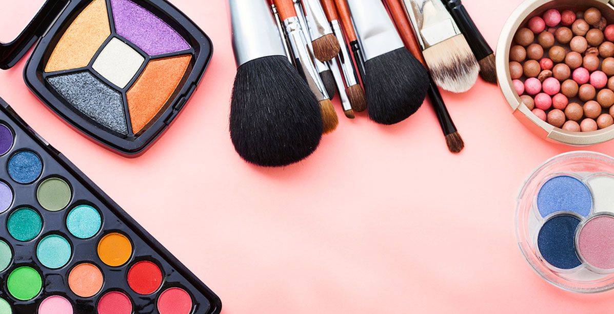 تخلصي منها فوراً: هذه العلامات تدلّ أن مستحضرات مكياجك انتهت صلاحيتها!