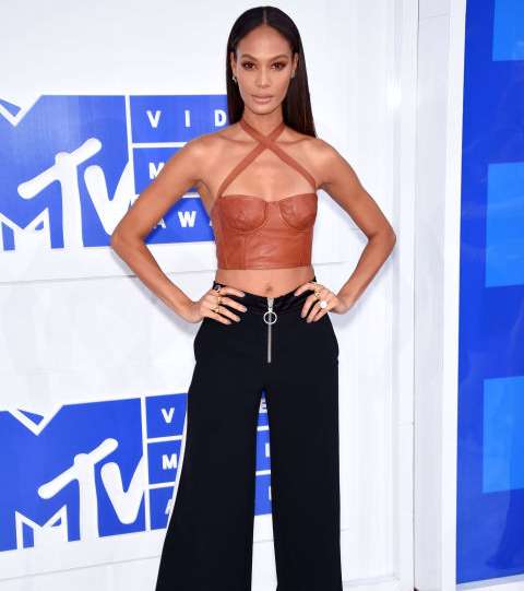 تعرفي على اطلالات عارضات الازياء والممثلات خلال خلال حفل توزيع جوائز MTV Video Music Awards