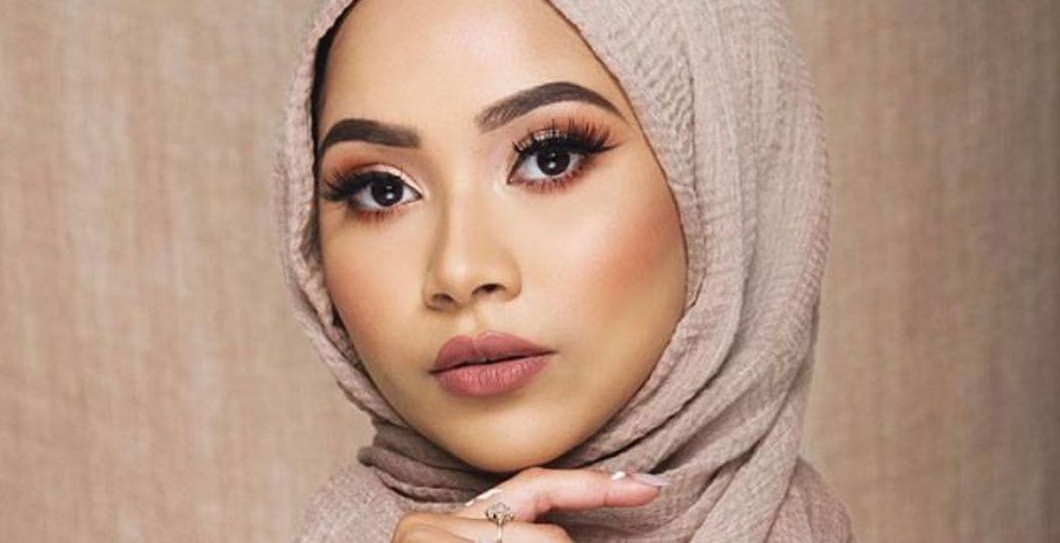 حيل مكياج تخص المرأة المحجبة تجنّبها تلويث غطاء رأسها بالبقع!