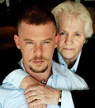 صورة المصمم Alexander McQueen مع والدته