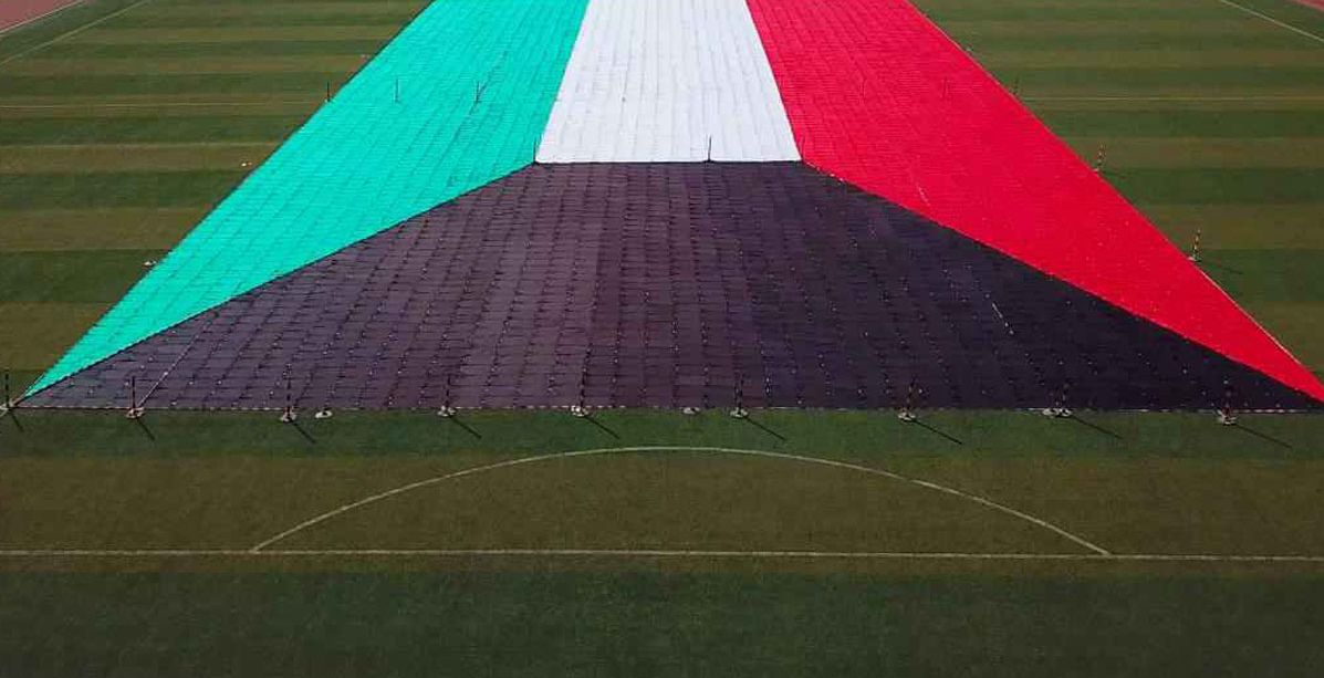  أكبر لوحة فسيفسائية من القمصان لتشكيل علم في الكويت
