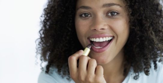 خلطات لتبييض الشفاه الداكنة 