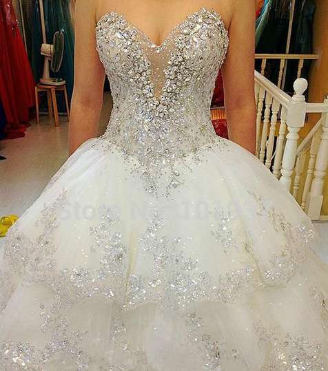 فستان يتناثر الماس عليه