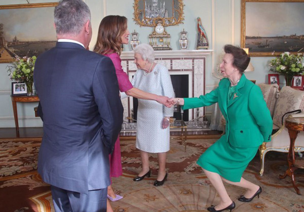 الأميرة آن تصافح الملكة رانيا