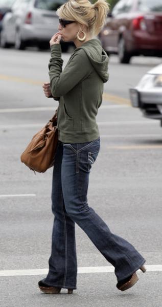 clog-trend-jessica-simpson-7-6-7-2011