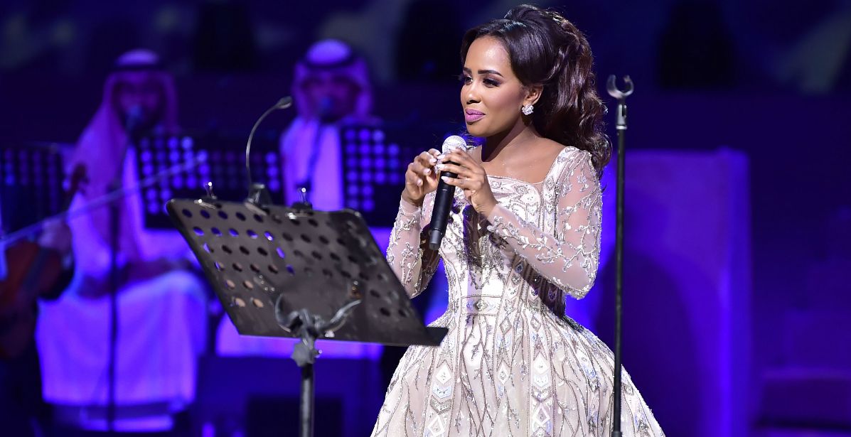 إطلالة الفنانة السعودية داليا مبارك خلال حفل ليالي عكاظ 