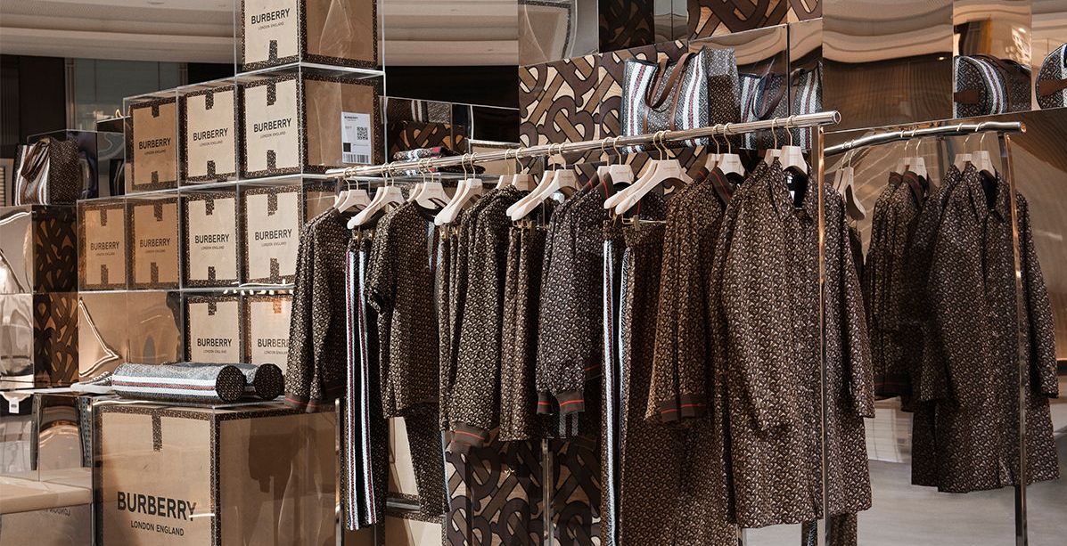 تعرفي على مجموعة توماس بربري مونوغرام Thomas Burberry Monogram الجديدة في دبي