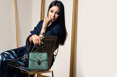 تالقي بحقائب بولغري على طريقة اسيل عمران