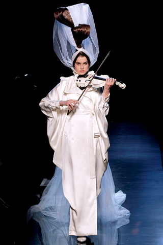 jean-paul-gaultier-fall-2010-couture-bride-23-7-2010