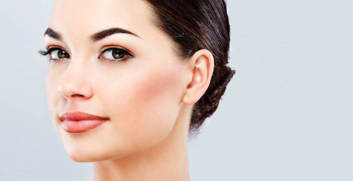 3 حيل تنحّف الوجه الدائري بعيداً عن طبقات الكونتورينغ