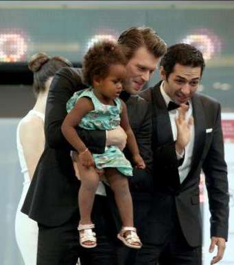كيفانج تاتليتوغ يحتضن طفلة في دبي