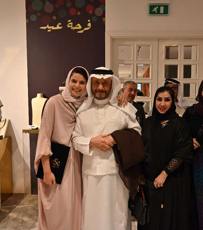 عائلة وأصدقاء  المصممة السعودية  تسنيم عشقي وعائلتها