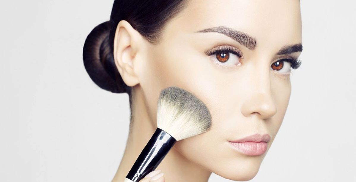 حيل ماكياج تبرز امتلاء الوجه النحيف