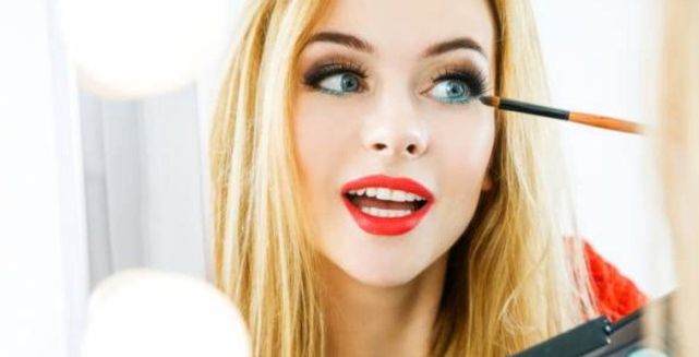 خطوات تطبيق مكياج دخاني مسحوب للعيون الصغيره