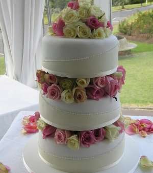 rose-gardens-wedding-cake