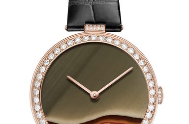 ساعة  Pierres de Rêve من شوميه مع علبة تعكس اسلوب الصحراء