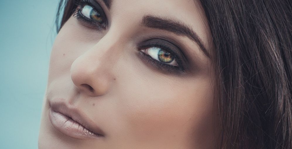 طريقة عمل مكياج السموكي للعيون الصغيره