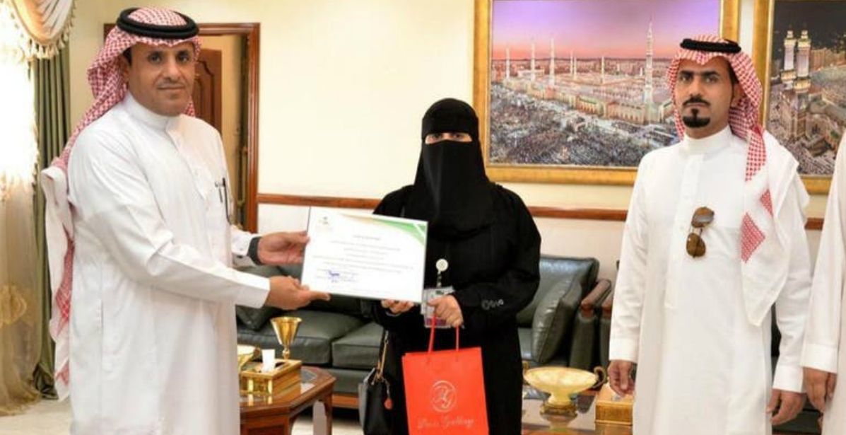 الموظفة نوال اليامي أثناء تكريمها في مكتب مدير الصحة