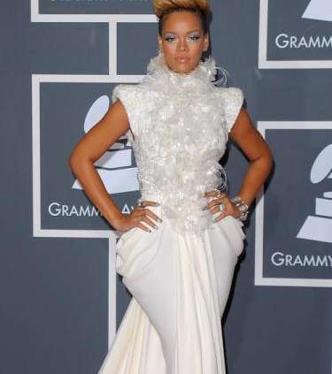 rihanna-013110-3