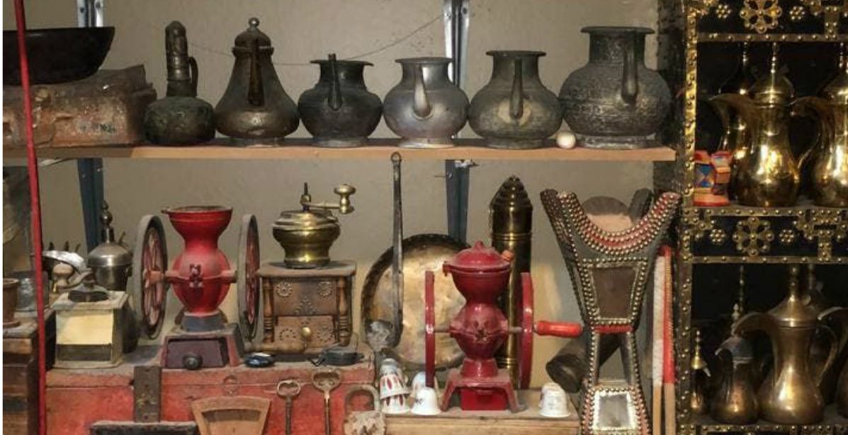 مجموعة من الأواني والأدوات القديمة في بيت حسين التاريخي 