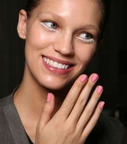 nail-trend-giambattista-valli-07-04-2011