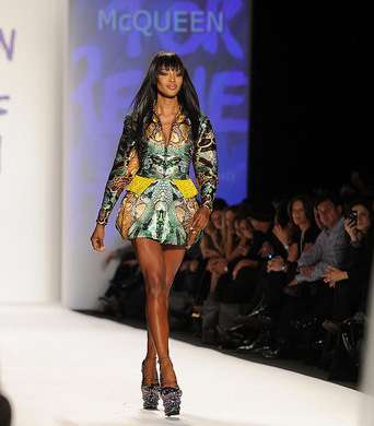 Naomi-campbell-fashion-for-relief-NYC-17-2-2010-3