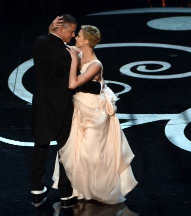 شانينغ تايتوم وتشارليز ثيرون إفتتحا حفل الأوسكار 2013 برقصة قصيرة