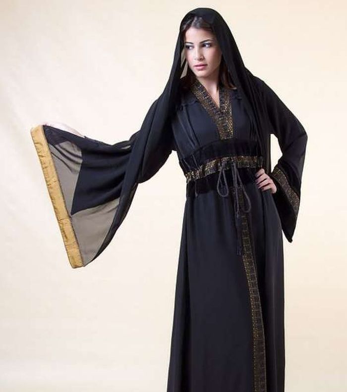 صور موديلات عبايات سوداء للتفصيل