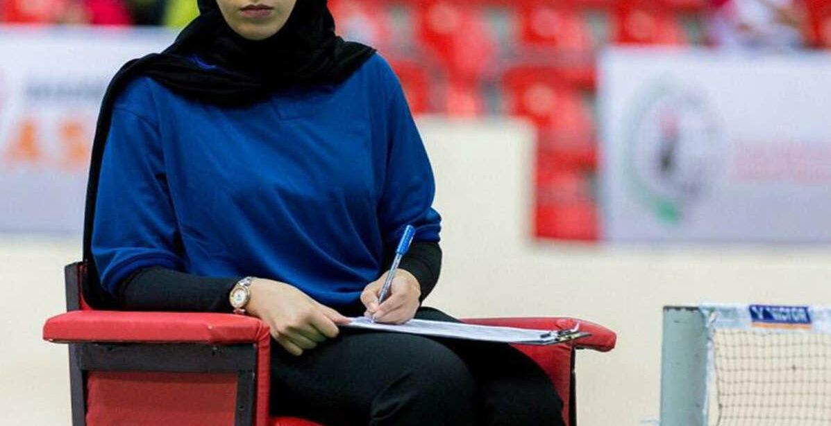 هتون السدحان أثناء تحكيمها في بطولة غرب آسيا للريشة الطائرة 