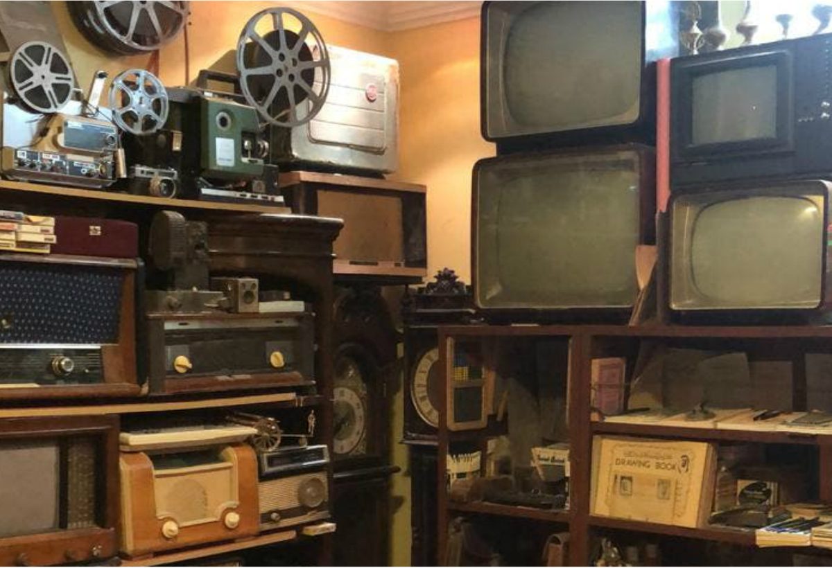 أجهزة تلفزيون وراديو قديمة في بيت حسين التاريخي