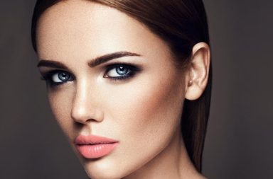 طريقة عمل مكياج عيون ترابي بالخطوات السهلة