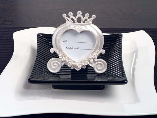 heart-shaped-wedding-coach-place-card-frame-pearl-white