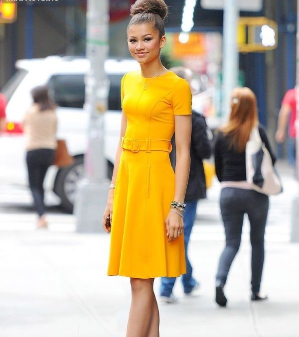 صور اجمل فستان اصفر وش يناسبه جزمه