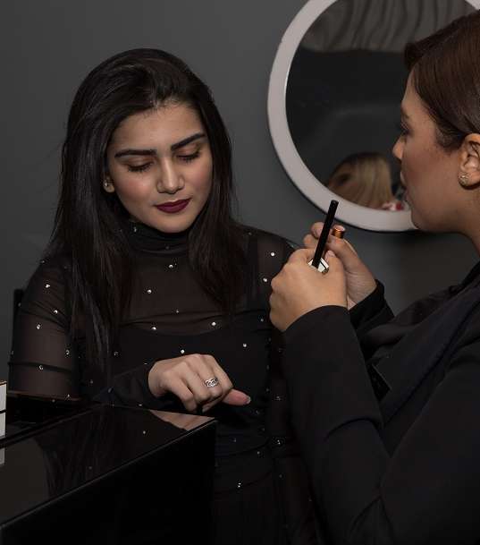 أثناء تجريب المدونات لمنتج توم فورد الجديد