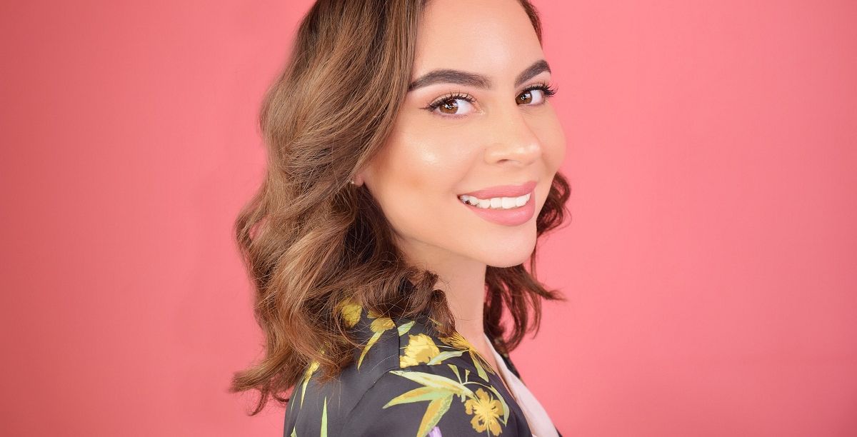 اخطفي الأنظار بحاجبين ساحرين مع مستحضرات Benefit