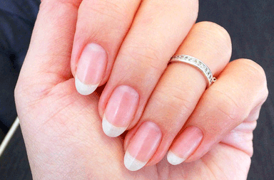 سبب اصفرار الاظافر