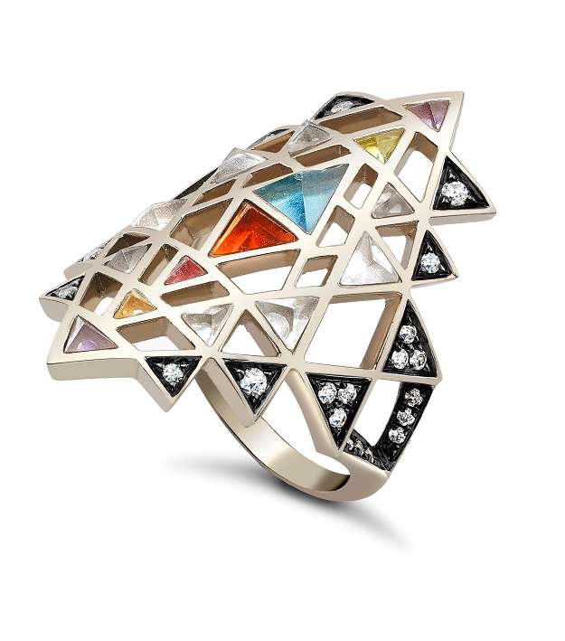 خاتم بشكل مثلث من مجموعة اكاشا من تصميم نور فارس