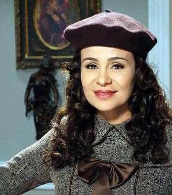 كارول سماحة في مظهر يشبه السيّدة صباح