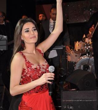سيرين عبد النور تشعل حماس الجمهور المصري على المسرح