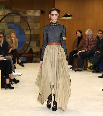احصلي على اطلالة انيقة وراقية من توقيع علامة Loewe