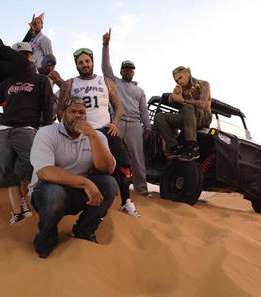 صور كريس براون في دبي بين المسرح والصحراء